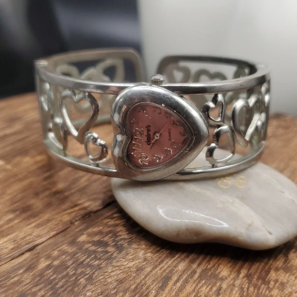 B2727 vintage Claire's heart scroll cuff bracelet needs batteries